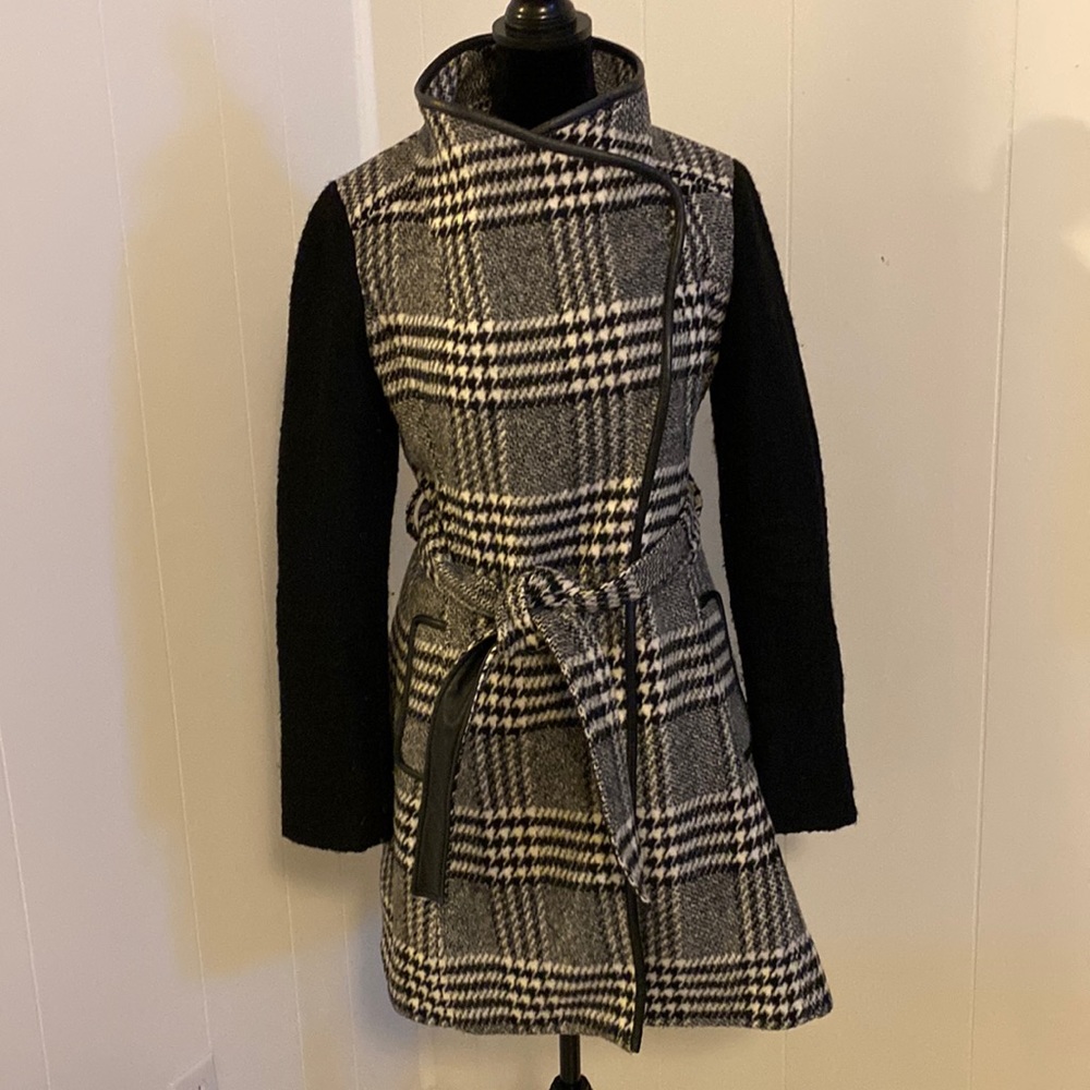 Women’s Guess black and white coat size medium.
